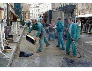  Turnarea unui strat de asfalt - aplicare manual�