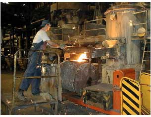  Desc�rcarea metalului lichid din cubilou �n oala de turnare