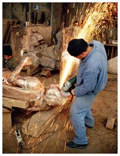 Cizelarea unei statui din bronz