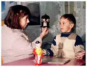 Profesorul pentru copii cu nevoi speciale lucr�nd cu un b�ie�el surd