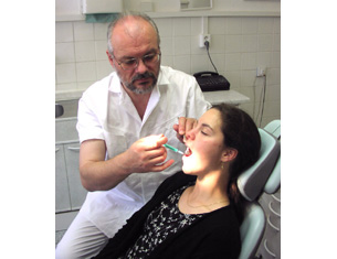 Preg�tire pentru un tratament: injectarea unui anesttic �n gura pacientului